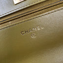 Sac à bandoulière Wallet On Chain en cuir lisse vert olive - Chanel
