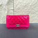 Sac à bandoulière Wallet On Chain en cuir verni rose - Chanel