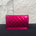 Sac à bandoulière Wallet On Chain en cuir verni rose - Chanel