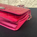 Sac à bandoulière Wallet On Chain en cuir verni rose - Chanel