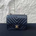 Sac à bandoulière Mini Timeless en cuir chevron noir - Chanel