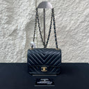 Sac à bandoulière Mini Timeless en cuir chevron noir - Chanel