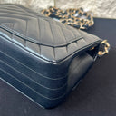 Sac à bandoulière Mini Timeless en cuir chevron noir - Chanel