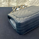 Sac à bandoulière Mini Timeless en cuir chevron noir - Chanel