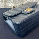 Sac à bandoulière Mini Timeless en cuir chevron noir - Chanel