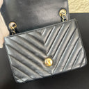 Sac à bandoulière Mini Timeless en cuir chevron noir - Chanel