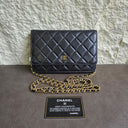 Sac à bandoulière Wallet On Chain en cuir lisse noir - Chanel