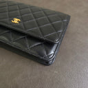 Sac à bandoulière Wallet On Chain en cuir lisse noir - Chanel