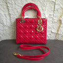 Sac à bandoulière Lady Dior Médium en cuir verni rouge - Christian Dior