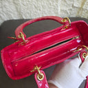 Sac à bandoulière Lady Dior Médium en cuir verni rouge - Christian Dior