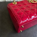 Sac à bandoulière Lady Dior Médium en cuir verni rouge - Christian Dior