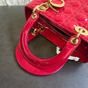 Sac à bandoulière Lady Dior Médium en cuir verni rouge - Christian Dior