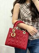 Sac à bandoulière Lady Dior Médium en cuir verni rouge - Christian Dior