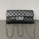 Sac à bandoulière East West Timeless en cuir lisse noir - Chanel