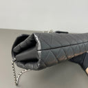 Sac à bandoulière East West Timeless en cuir lisse noir - Chanel