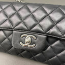 Sac à bandoulière East West Timeless en cuir lisse noir - Chanel