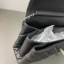 Sac à bandoulière East West Timeless en cuir lisse noir - Chanel