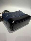Sac à bandoulière Gabrielle en cuir bleu et noir - Chanel