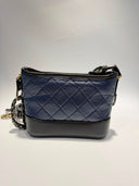 Sac à bandoulière Gabrielle en cuir bleu et noir - Chanel