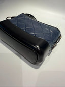 Sac à bandoulière Gabrielle en cuir bleu et noir - Chanel