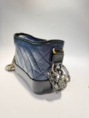 Sac à bandoulière Gabrielle en cuir bleu et noir - Chanel
