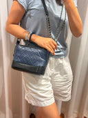 Sac à bandoulière Gabrielle en cuir bleu et noir - Chanel