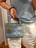 Sac à bandoulière Mini Lady Dior en cuir lisse bleu ciel - Christian Dior
