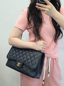 Sac à bandoulière Jumbo en cuir caviar noir - Chanel