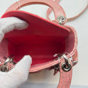Sac à bandoulière Mini Lady Dior en satin rose - Christian Dior