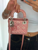 Sac à bandoulière Mini Lady Dior en satin rose - Christian Dior