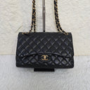 Sac à bandoulière Jumbo en cuir lisse noir - Chanel