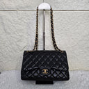 Sac à bandoulière Jumbo en cuir lisse noir - Chanel