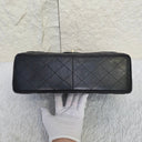 Sac à bandoulière Jumbo en cuir lisse noir - Chanel