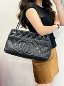 Sac à bandoulière Cabas Shopping Tote en cuir caviar noir - Chanel
