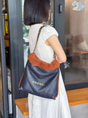 Sac à bandoulière Chanel 22 en cuir d'agneau retourné marron - Chanel