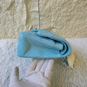 Sac à bandoulière Timeless 25CM en cuir lisse bleu ciel - Chanel