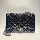 Sac à bandoulière Maxi Jumbo en cuir verni noir - Chanel