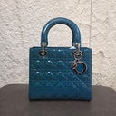 Sac à bandoulière Lady Dior Médium en cuir verni bleu - Christian Dior