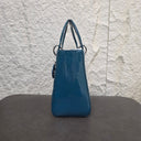Sac à bandoulière Lady Dior Médium en cuir verni bleu - Christian Dior