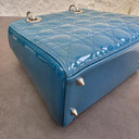 Sac à bandoulière Lady Dior Médium en cuir verni bleu - Christian Dior