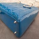 Sac à bandoulière Lady Dior Médium en cuir verni bleu - Christian Dior