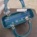 Sac à bandoulière Lady Dior Médium en cuir verni bleu - Christian Dior