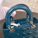 Sac à bandoulière Lady Dior Médium en cuir verni bleu - Christian Dior