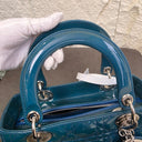 Sac à bandoulière Lady Dior Médium en cuir verni bleu - Christian Dior