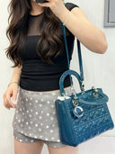 Sac à bandoulière Lady Dior Médium en cuir verni bleu - Christian Dior