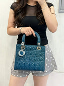 Sac à bandoulière Lady Dior Médium en cuir verni bleu - Christian Dior