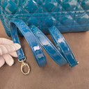 Sac à bandoulière Lady Dior Médium en cuir verni bleu - Christian Dior