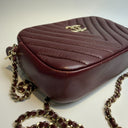 Sac à bandoulière Camera en cuir matelassé chevron bordeaux - Chanel