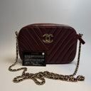 Sac à bandoulière Camera en cuir matelassé chevron bordeaux - Chanel
