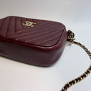 Sac à bandoulière Camera en cuir matelassé chevron bordeaux - Chanel